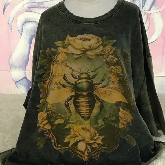 Jaded Gypsy
Green Sweatshirt with Bee and Floral Design - Picture 7 of 9